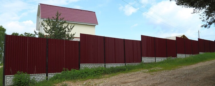 Особенности монтажа забора на местности с уклоном